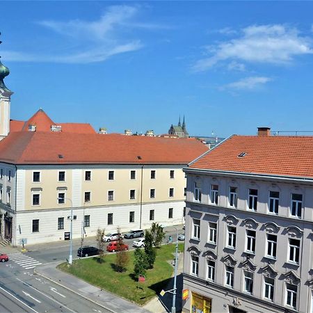 New Apartment With Garage Parking Брно Экстерьер фото