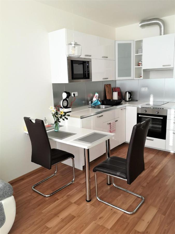 New Apartment With Garage Parking Брно Экстерьер фото